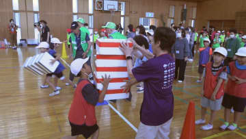 小学生と高齢者が一緒に「世代間交流運動会」 「 尾鷲節」を一生懸命踊って交流　三重・尾鷲市