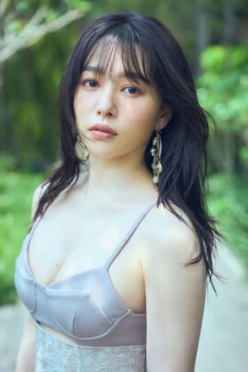 桜井日奈子が人生初の水着にも挑戦した芸能活動10周年記念写真集の発売イベント開催決定! 新たなカットも解禁～「“お馬さんのような桃尻”と褒めてもらえたのが嬉しかったです(笑)」  [写真7枚] | チバテレ＋プラス