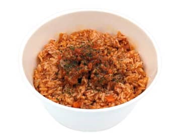 ごろっと鶏肉のケチャップ炒めを盛り付けた具材感あるチキンライスが税込388円! セブン‐イレブンが「チキンライス」を発売