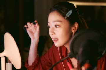 元Secret ソナ、映画「パイロット」キャラクタースチールを公開…チョ・ジョンソクの妹を熱演