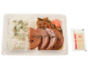 炙りソーセージと牛焼肉を盛り付けた865kcalのボリューミーなお弁当! セブン‐イレブンが「炙り焼きポークソーセージとスタミナ焼肉弁当」を発売