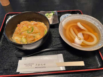 圧倒的な◯◯に注目！ 京都・北野天満宮近くで食す、変わり種うどん