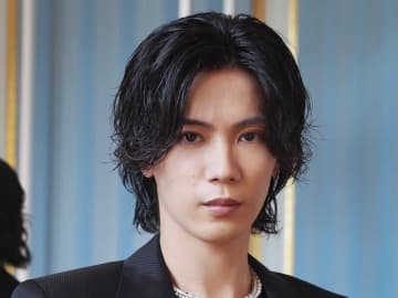 Number_i 神宮寺勇太 シックなスーツに真珠のジュエリー身に付けた華やかな姿披露「気分が高まり興奮している」