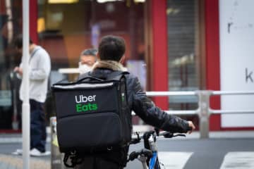 週刊スーパーマーケットニュース　Uber Eatsが人手不足と「食料品アクセス問題」を解決
