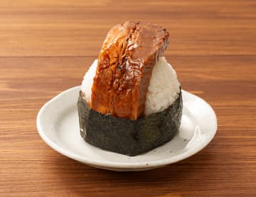 柔らかく食べ応えがある豚角煮がちょんまげみたい!? ローソンが「まちかど厨房 具おにぎり 豚角煮」を発売