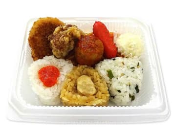 おにぎり3種とコロッケや赤ウインナーなどの人気のおかずを組み合わせて税込421円! セブン‐イレブンが「3種おにぎりのお弁当」を発売