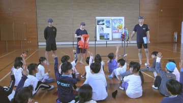 夏休みを前に海保職員が小学校で水難防止指導　ペットボトルで浮く方法など学ぶ　三重・紀宝町