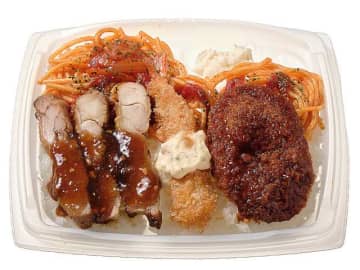 エビフライやナポリタンなど洋食の定番おかずをぎっしり盛り付けた、1千kcal超えのずっしり弁当! セブン‐イレブンが「ずっしり 洋食MIX弁当」を本日9日(火)発売
