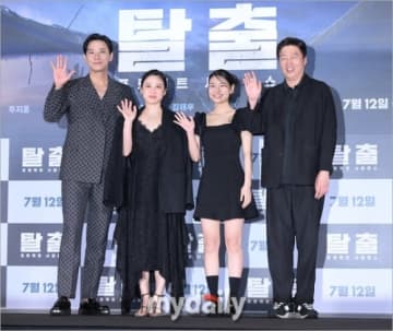 映画「脱出：PROJECT SILENCE」出演者から監督まで、イ・ソンギュンさんへの思いを明...