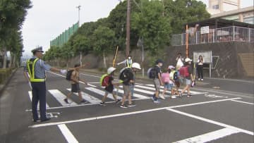 小学校で警察官らが交通安全指導　三重・津市