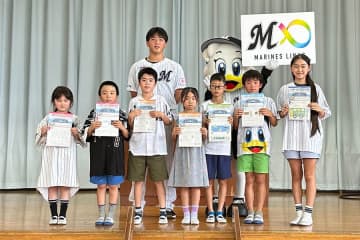 ロッテが算数ドリル配布　社会貢献プロジェクト…田中晴が小学校訪問「貴重な時間」