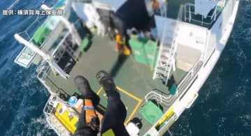 36時間漂流の女性を救助　遊泳中に沖に流され…浮き輪で浮いている女性を貨物船が発見　海保のヘリに