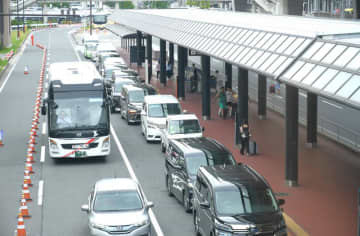 成田空港、一般車の乗降場「二重駐車」が頻発　実証実験で車線を一部閉鎖、安全確保へ