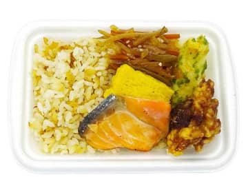 だしめしに銀鮭や卵焼き、唐揚など5種類のおかずを詰め合わせて税込356円! セブン‐イレブンが「銀鮭とかつお御飯」を発売