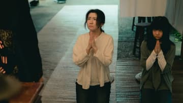 不穏すぎる「最悪の家族会議」開催！台湾を震撼させた〈初七日〉ホラー映画『呪葬』の“母娘受難”本...
