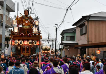 佐原の大祭開幕　夏を彩る山車10台巡行、小江戸に活気あふれ　13日には年番引き継ぎ行事