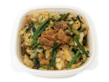 キャベツ、豚肉、にら、にんにくの芽を炒め甘辛く味付けしてご飯がすすむ丼ぶり! セブン‐イレブンが「スタミナ豚にら丼」を発売