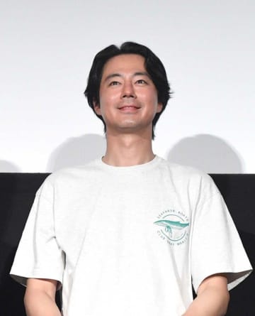 韓国のスター、チョ・インソンは裏でも表でもお茶目さん　大ヒット映画『密輸 1970』で監督と来日