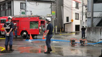 【速報】新千葉で道路から水噴き出す　水道管から漏水、老朽か　昼に通報、夕方も止まらず