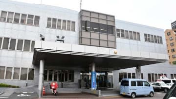 横断歩道の女性、はねられ意識不明　松戸、全身骨折で病院に搬送
