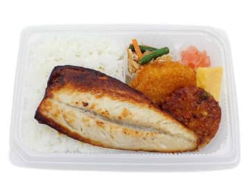 ご飯の上にもはみ出す大きなさばの塩焼きがドーン! セブン‐イレブンが「さばの塩焼き幕の内」を発売