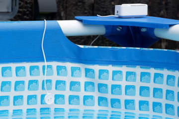 【いつモノコト】プールの水あふれ問題を3千円で解決? SwitchBotの「水漏れセンサー」
