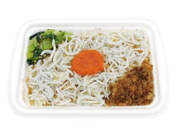醤油出汁タレをまぶしたご飯に、ふっくらやわらかな篠島港水揚げしらす、辛子明太子、小松菜炒め煮、おかか煮を盛り付けて税込378円! セブン‐イレブンが「篠島港水揚げしらすと明太子のご飯」を発売