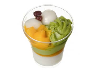 もちっと食感のみるくプリンに、マンゴーソースと抹茶ムースを重ね、抹茶餡ホイップやマンゴー、白玉、かのこ大納言を盛り付けた! セブン‐イレブンが「宇治抹茶とマンゴーのパフェ」を発売