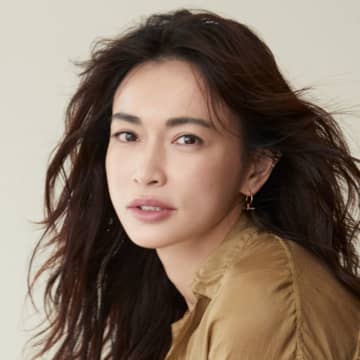 長谷川京子(45)自身の黒ブラ着用ビジュアルも公開! プロデュースするランジェリーブランド「ESS by」初のストラップレスブラが発売～「締め付けがない。それなのに綺麗な胸が演出できます」