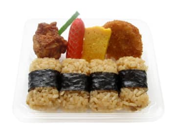 静岡県産舞茸使用のおむすび4個に赤ウィンナー、唐揚げ、玉子焼き、コロッケを詰め合わせて税込388円! セブン‐イレブンが「きのこおむすび＆おかずセット」を発売