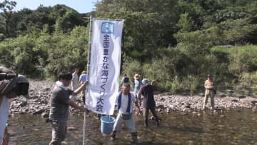 ウナギの生態調査の放流会　腹に目印の蛍光シリコンを注入　三重・紀北町