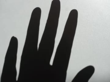 葬儀屋バイト中の恐怖体験…夜寝ていたら「黒い影の人が足元に立って私の足を引っ張り出しました」