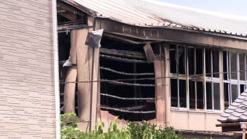 【速報】小学校の体育館に火災広がる「小学校の隣の納屋が燃えている」計3棟が焼ける火災発生　けが人はなし　千葉・我孫子市