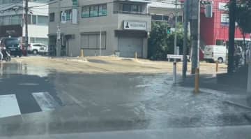 松戸で道路に水あふれる　64年前敷設の地中管が老朽化か、交通規制や濁り水
