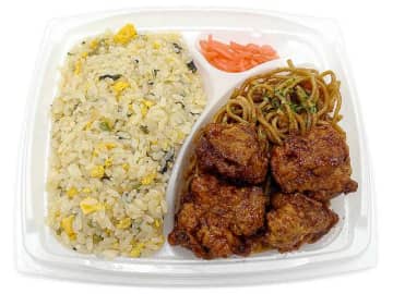 大盛の広島菜炒飯、唐揚、焼きそばを詰め合わせて992kcalのお弁当! セブン‐イレブンが「広島菜炒飯弁当 旨辛鶏唐揚と焼そば」を発売