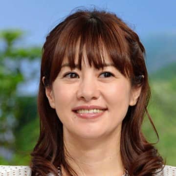 さとう珠緒（51）鮮やかピンクのワンピースで「見返り美人」ショット披露　ファンは絶賛「絵画より美しい」