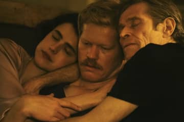 斬新すぎて閲覧注意！？エマ・ストーンが“ランティモスワールド”で踊り狂う『憐れみの３章』ムビチ...