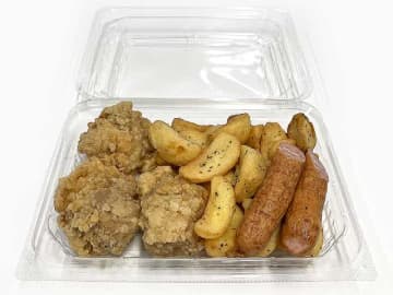 お酒に合うフライドポテト・鶏唐揚げ・ポークウインナーを詰め合わせて税込572円! セブン‐イレブンが「おつまみ 鶏カラ＆ソーセージ」を発売