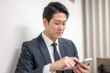 みんなの仕事サボり術「現場に行くと見せかけて休憩室でスマ ホを…」「市場調査のふりして都会で遊んでます」