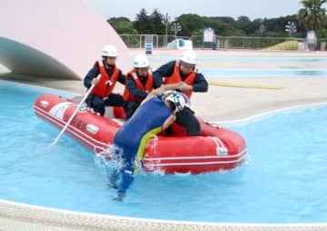 「市街地が浸水」豪雨災害備え、流れるプールで訓練　船橋署、運動公園で