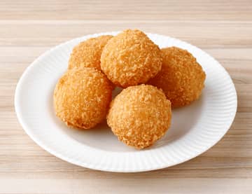 小さな玉ねぎを丸ごと揚げた、一口サイズのお手軽オニオンフライが5個入って税込180円! ローソンが「まるごとオニオンフライ」を発売