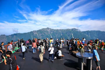 新穂高ロープウェイ　3か月ぶりの全線開通　夏の山岳風景を楽しむ人でにぎわう　岐阜・高山市
