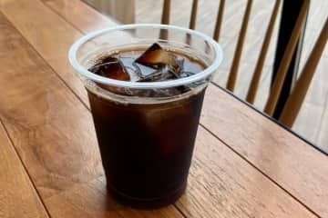 夫の年収は1200万だが「コーヒーはスタバで買わない、コンビニやマックで充分」と語る専業主婦の女性