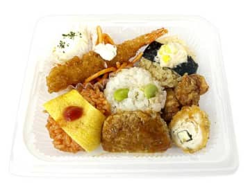 3種のむすびにエビフライやハンバーグなどが入った大人も楽しめるお子様ランチ風のお弁当が税込486円! セブン‐イレブンが「3種むすびの洋風弁当」を本日6日(火)発売