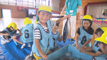 子どもたちの“魚離れ”防げ！夏休みの小学校で出前授業＆愛媛県が仕掛ける「お魚トレカ」