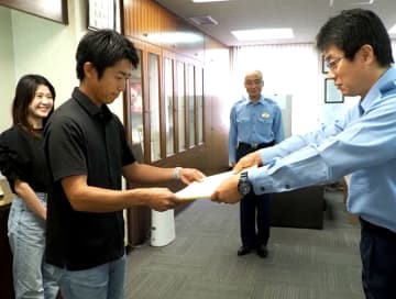 駐車場で倒れたように座る女性…　声かけ保護、夫婦に感謝状　君津署