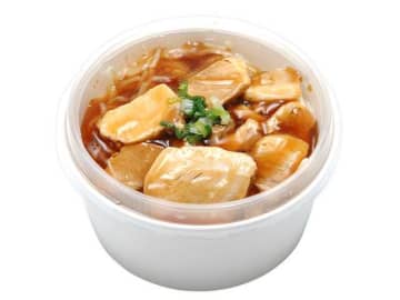 じっくり煮込んで味のしみ込んだチャーシューと、もやし炒めを盛り付けた税込399円の丼! セブン‐イレブンが「チャーシュー丼」を発売