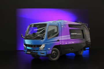 作業員の後を自動追尾する次世代ごみ収集車　三菱ふそう