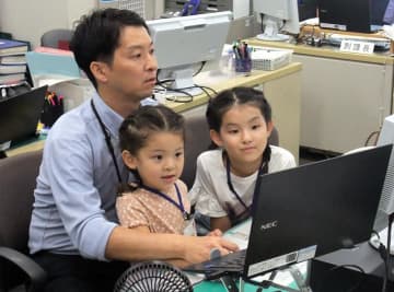 仕事中のパパママ格好良い！　千葉県庁で「子ども参観日」