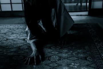 怪奇！ 深夜のホテルで「髪の長い女が私の横で寝ている友人をジッと見下ろしていました」